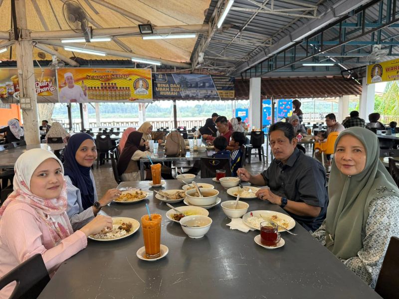 Dapur warung Pak Mat yang sentiasa sibuk